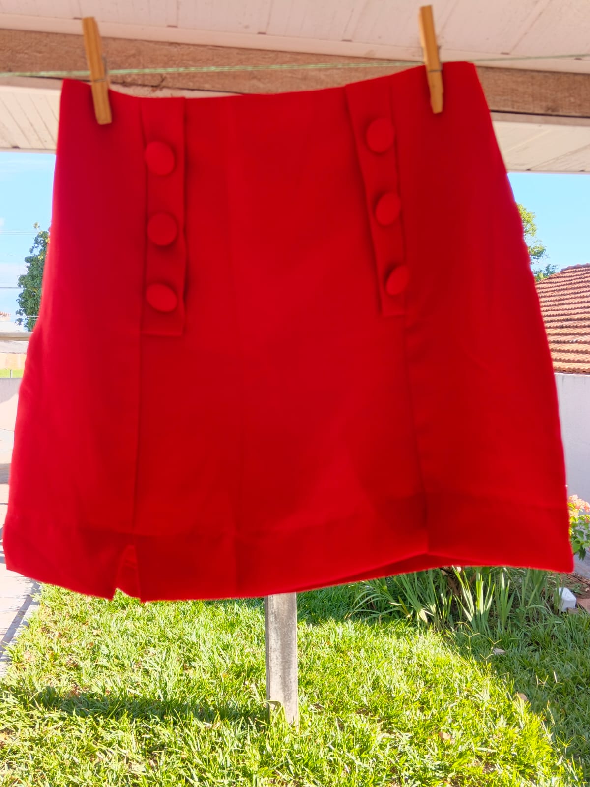 Saia Alfaiataria Vermelho Intenso – Elegância com Botões Revestidos