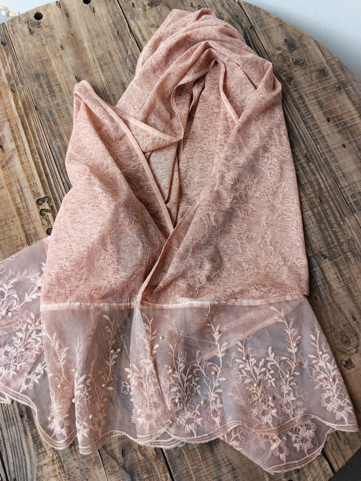 Echarpe Rosê Premium – Delicadeza em Renda e Pérolas